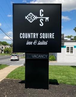 New Holland Hotel | Country Squire Inn and Suites