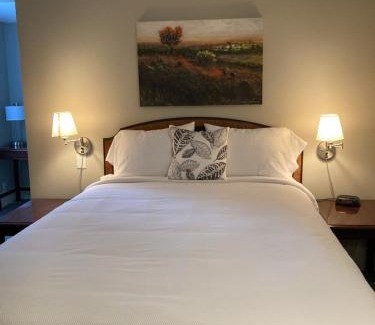 New Holland Hotel | Country Squire Inn and Suites