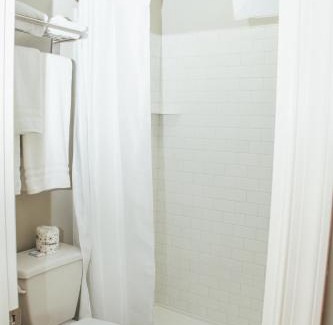 New Holland Hotel | Country Squire Inn and Suites