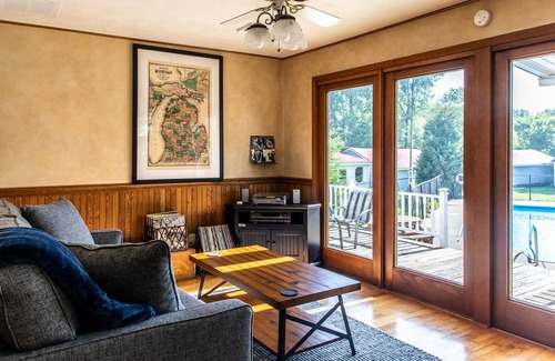 Baroda Haus | Fluck Farms (Hot Tub Coming in October / Close to Wineries!) - 20 acre country