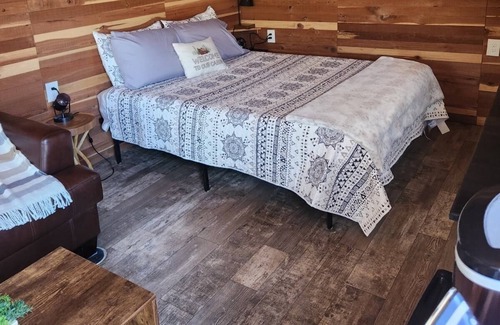 Proctor Kabine | Couples Cabin/ Float the Illinois River, golf, hiking and 4 wheeler trails.