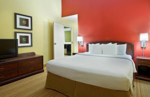 Greenbrier East Hotel | Courtyard Chesapeake Greenbrier