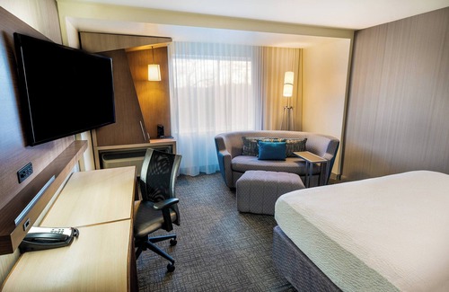 Lake Arbor Hotel | Courtyard Largo Medical Center Drive