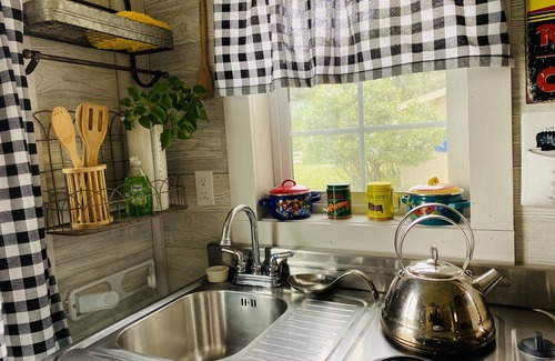 Joseph Hütte | Cow Camp: Ein ruhiges, gemütliches Cottage mit Blick auf die Berge und einem Fluss, der durch das Camp fließt