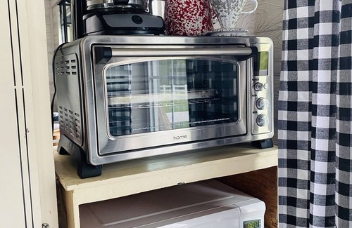 Joseph Hütte | Cow Camp: Ein ruhiges, gemütliches Cottage mit Blick auf die Berge und einem Fluss, der durch das Camp fließt