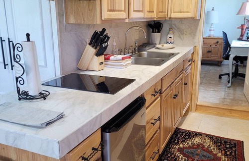 Charlottesville Hütte | Cowboy hide-a-way cottage with hot tub on historic farm close to everything