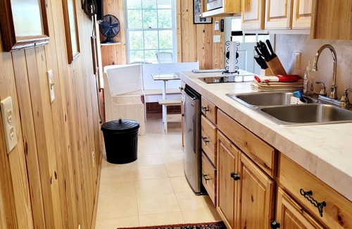 Charlottesville Hütte | Cowboy hide-a-way cottage with hot tub on historic farm close to everything