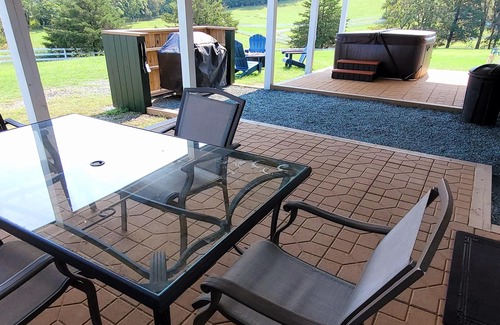 Charlottesville Hütte | Cowboy hide-a-way cottage with hot tub on historic farm close to everything