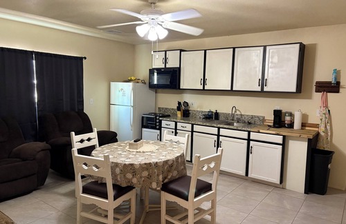 Safford Wohnung | Coxy 2 Bedroom Apartment getaway with AC