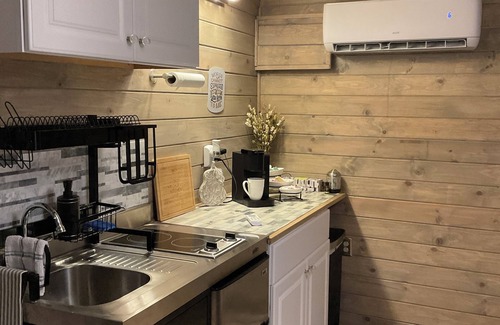 Crisp Wohnung | Cozy 1-bedroom apartment in Ayden located in our home with its own entrance.