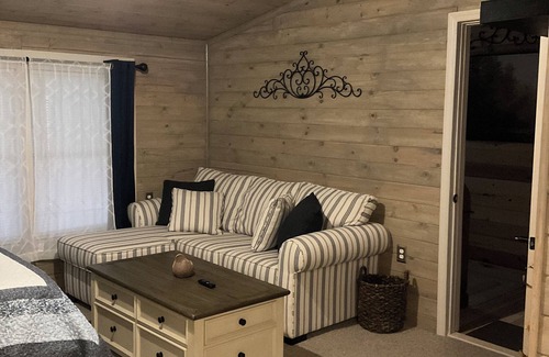 Crisp Wohnung | Cozy 1-bedroom apartment in Ayden located in our home with its own entrance.