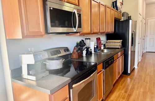 Riverfront Wohnung | Cozy 1-bedroom apt on the beautiful Wilmington Riverfront with fitness room