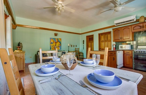 Placencia Wohnung | Cozy 1-Bedroom Condo Steps from Beach, Pool & Wifi