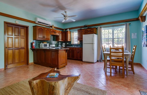 Placencia Wohnung | Cozy 1-Bedroom Condo Steps from Beach, Pool & Wifi