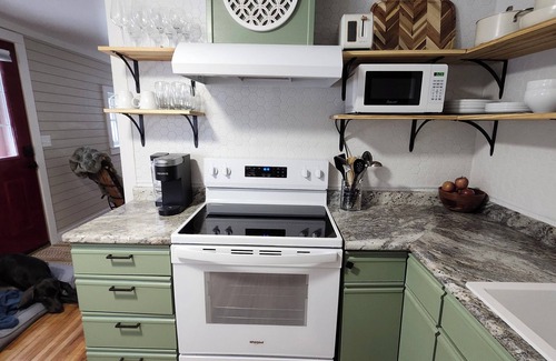 Grawn Hütte | Cozy 1-bedroom cottage on a horse farm 15 minutes from Traverse City