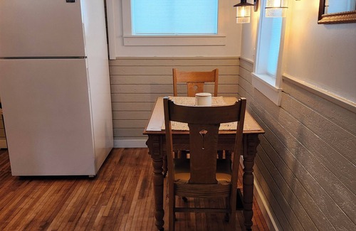 Grawn Hütte | Cozy 1-bedroom cottage on a horse farm 15 minutes from Traverse City