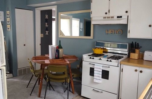 Manistee Hütte | Cozy 1 bedroom cottage walking distance to Lake Michigan & downtown!