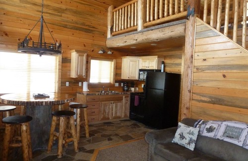 Alpine Kabine | Cozy 1-Bedroom Loft Cabin in enchanting Alpine with WiFi, AC