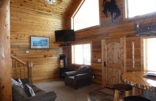 Alpine Kabine | Cozy 1-Bedroom Loft Cabin in enchanting Alpine with WiFi, AC