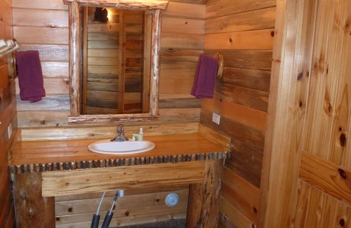 Alpine Kabine | Cozy 1-Bedroom Loft Cabin in enchanting Alpine with WiFi, AC