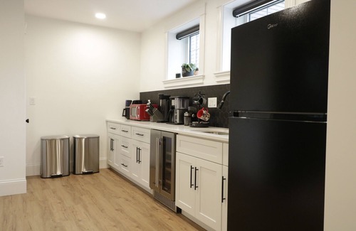 Salem Wohnung | Cozy 1-bedroom with electric fireplace, just minutes from downtown Salem!