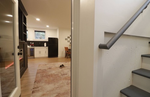 Salem Wohnung | Cozy 1-bedroom with electric fireplace, just minutes from downtown Salem!