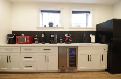 Salem Wohnung | Cozy 1-bedroom with electric fireplace, just minutes from downtown Salem!