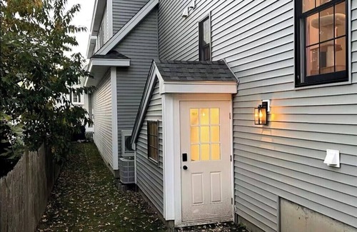 Salem Wohnung | Cozy 1-bedroom with electric fireplace, just minutes from downtown Salem!