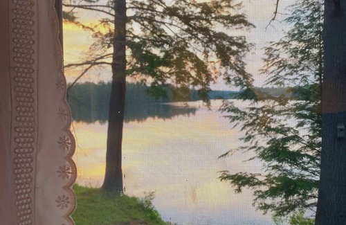 Augusta Hütte | Cozy 1 BR Maine lakeside cottage getaway with WiFi, laundry, and full kitchen.