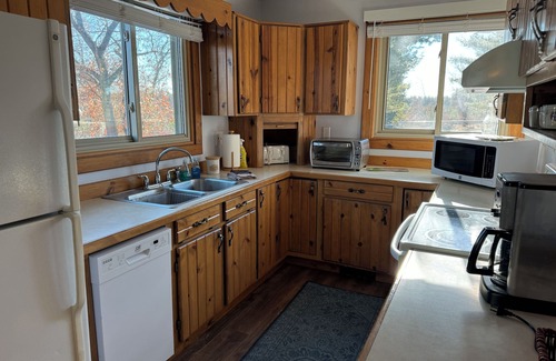 Friendship Haus | Cozy 10-Acre Retreat w/Deck & AC near Adventures