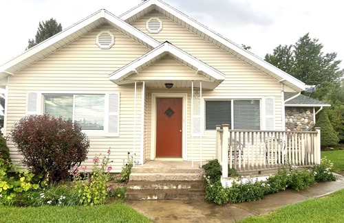 Bicknell Hütte | Cozy 1950s Vintage Cottage on Main near Capitol Reef