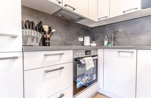 Favoriten Wohnung | Cozy 1BR+1LV Apt. Steps Away from Reumannplatz U1