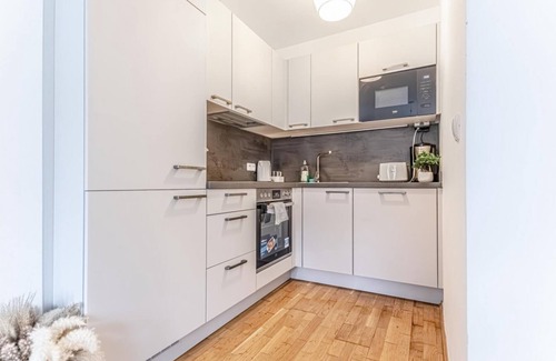 Favoriten Wohnung | Cozy 1BR+1LV Apt. Steps Away from Reumannplatz U1