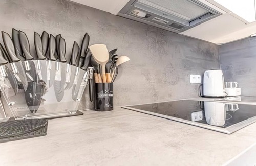 Favoriten Wohnung | Cozy 1BR+1LV Apt. Steps Away from Reumannplatz U1