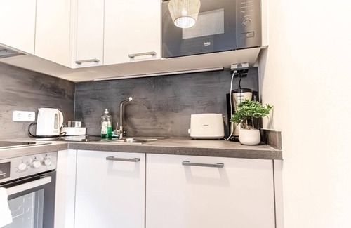 Favoriten Wohnung | Cozy 1BR+1LV Apt. Steps Away from Reumannplatz U1