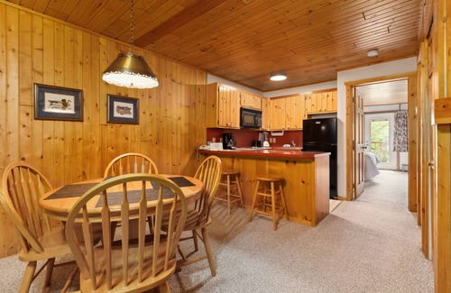Breezy Point Eigentumswohnung | Cozy 1BR Condo w/ Balcony & Fireplace