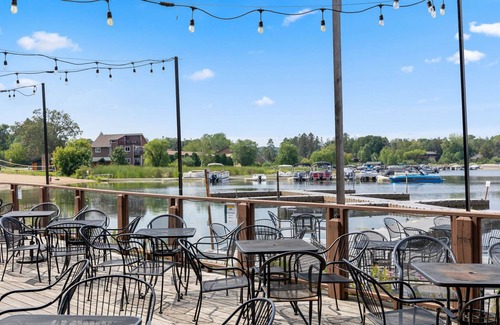 Breezy Point Eigentumswohnung | Cozy 1BR Condo w/ Balcony & Fireplace