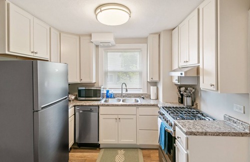 Highwood Wohnung | Cozy 2 bed Apt- 2 train stops to the Naval Base!