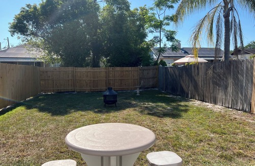 Deltona Lakes Wohnung | Cozy 2-bedroom apartment in peaceful Deltona. Close To Parks! Sleeps 7 People!