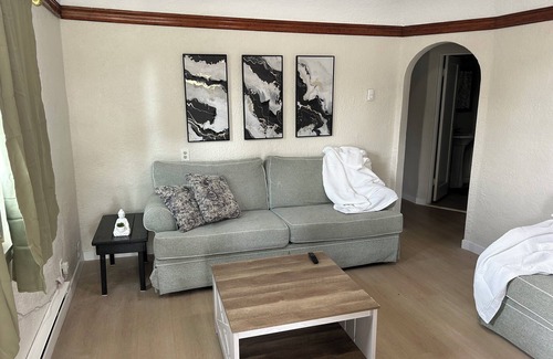Burley Wohnung | Cozy 2-bedroom apartment in welcoming Burley with AC