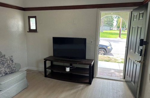 Burley Wohnung | Cozy 2-bedroom apartment in welcoming Burley with AC