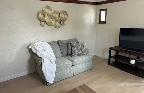Burley Wohnung | Cozy 2-bedroom apartment in welcoming Burley with AC