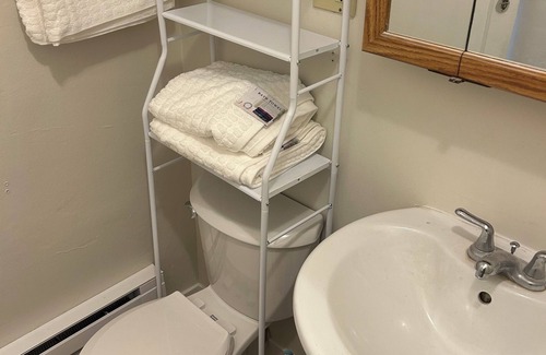 Burley Wohnung | Cozy 2-bedroom apartment in welcoming Burley with AC