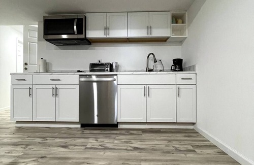 Great Falls Haus | Cozy 2-bedroom Basement in Wonderful Great Falls with WiFi