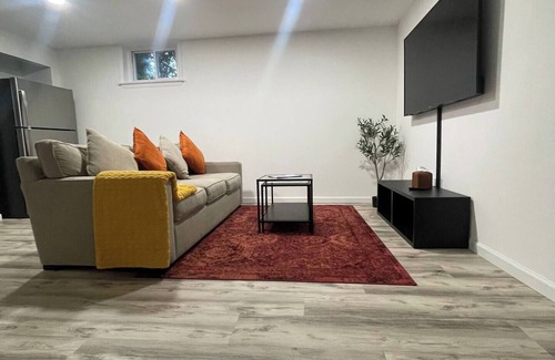 Great Falls Haus | Cozy 2-bedroom Basement in Wonderful Great Falls with WiFi