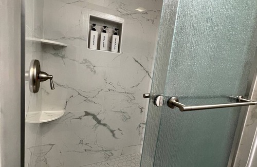 Great Falls Haus | Cozy 2-bedroom Basement in Wonderful Great Falls with WiFi