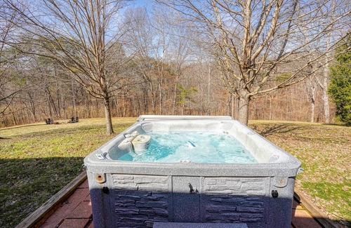 Creola Kabine | Cozy 2-bedroom cabin. Private and wooded setting, WiFi, Pond & Hot Tub