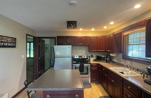 Kimbolton Kabine | Cozy 2 bedroom cabin with large loft near Salt Fork Park and Lake with WiFi, AC