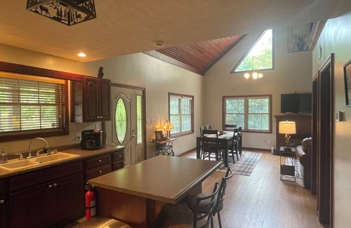 Kimbolton Kabine | Cozy 2 bedroom cabin with large loft near Salt Fork Park and Lake with WiFi, AC