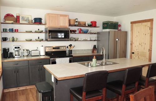 Cle Elum Kabine | Cozy 2-bedroom cabin with WiFi, AC in adorable Cle Elum